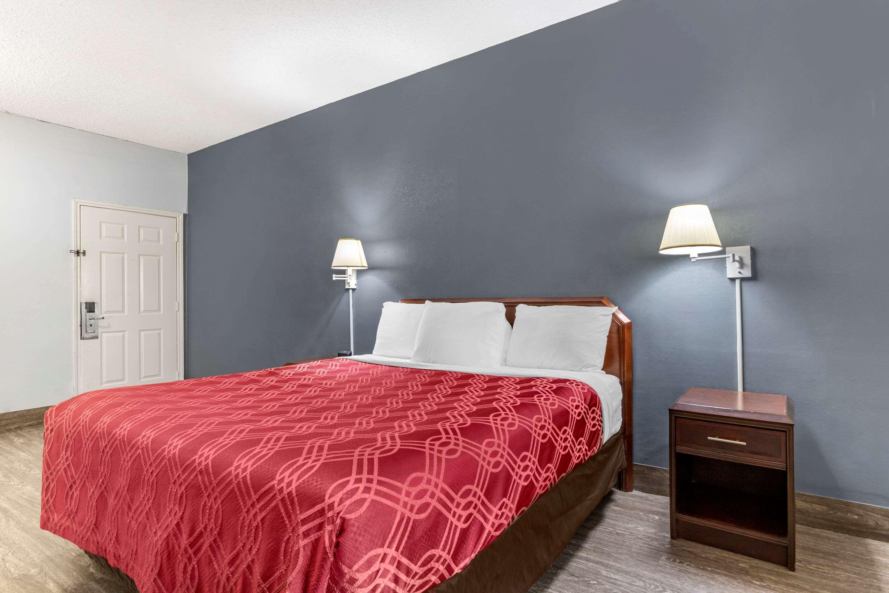 Econo Motel 2*