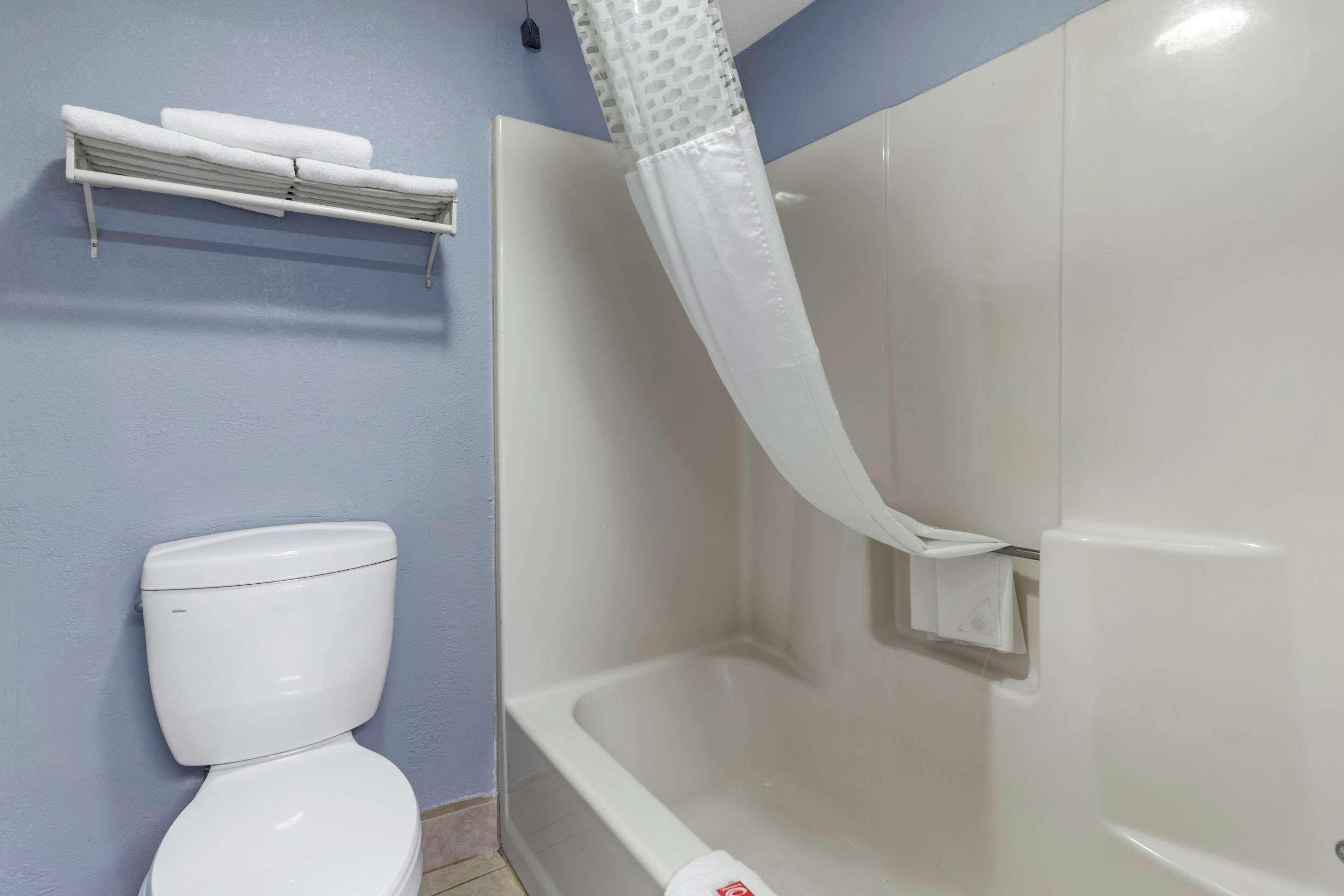 Econo Motel 2*