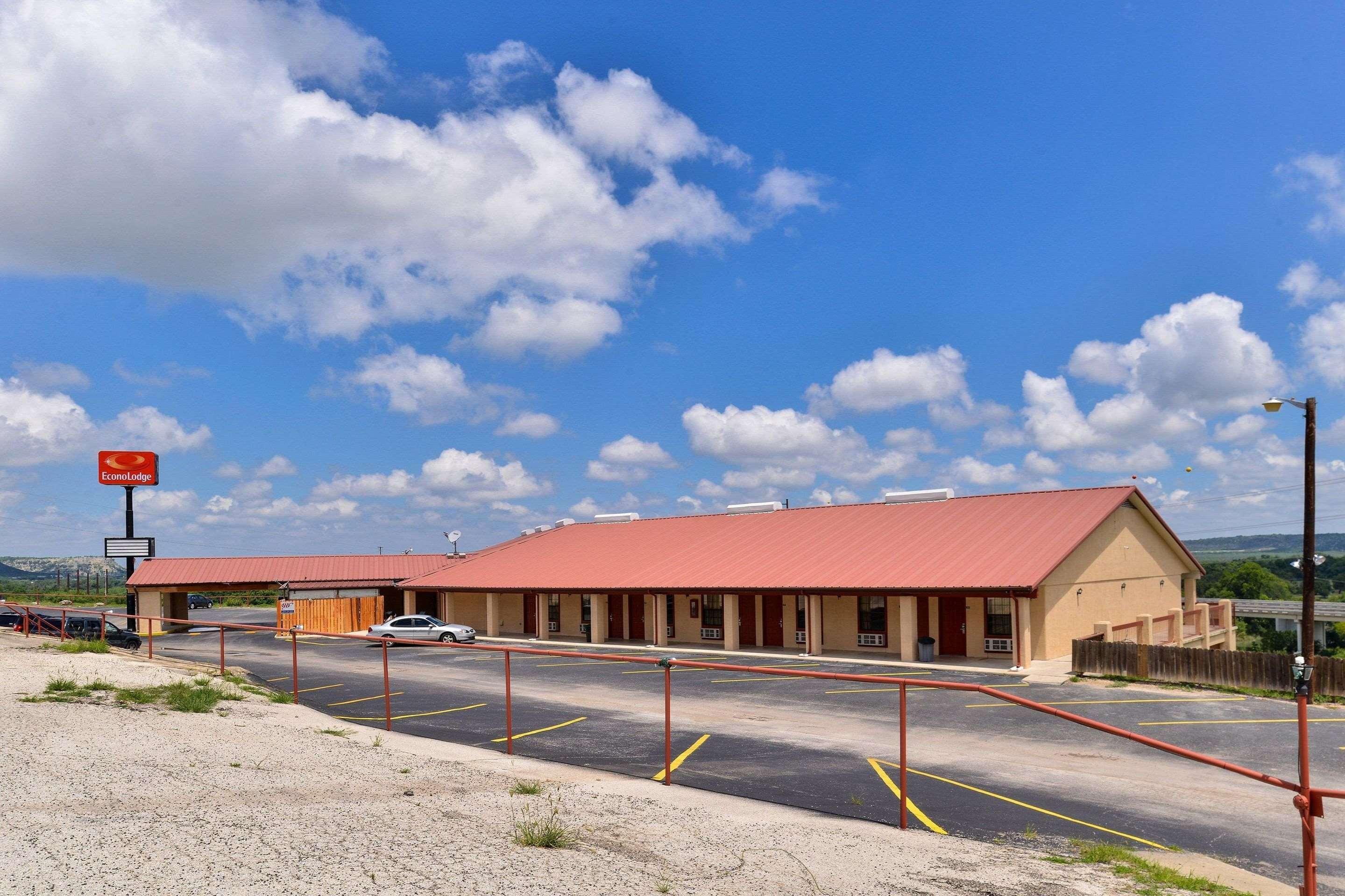 Econo Motel 2*